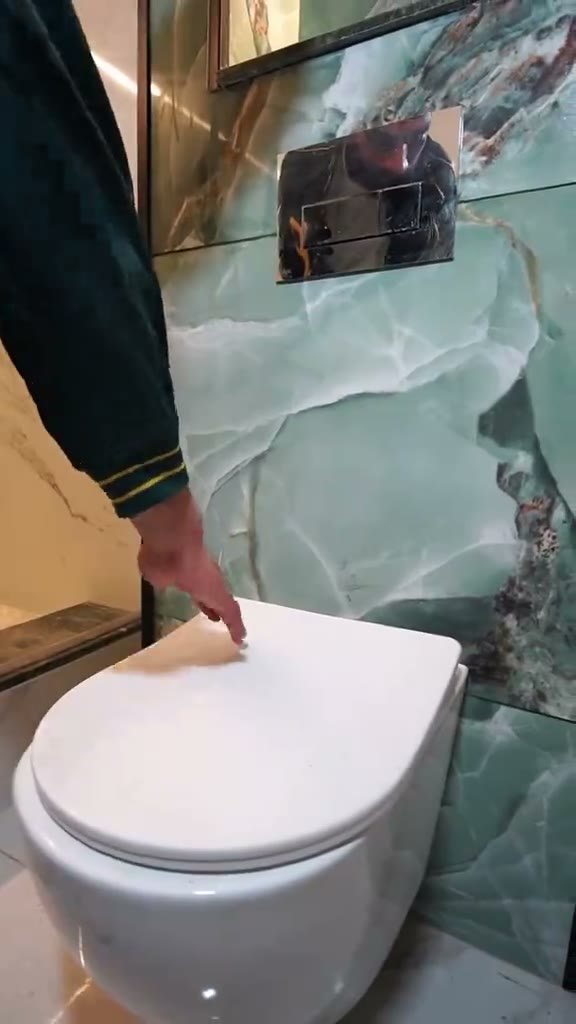 يد على المرحاض المعلّق